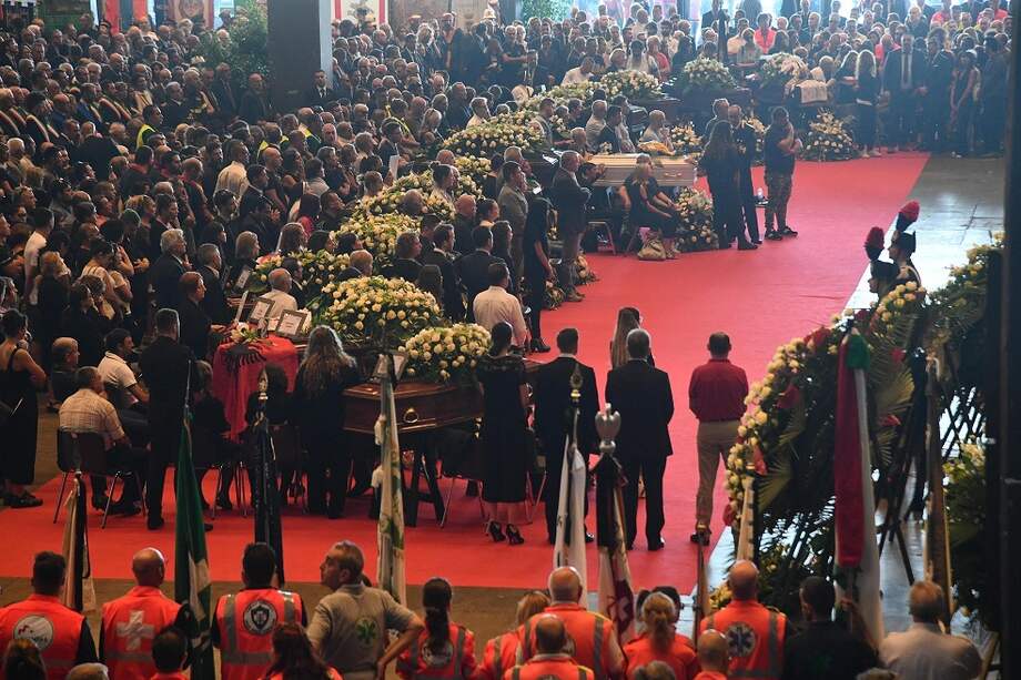 Más de 5.000 personas asistieron al funeral de Estado a homenajear a las víctimas del suceso, entre ellos, integrantes de los equipos de rescate. / EFE