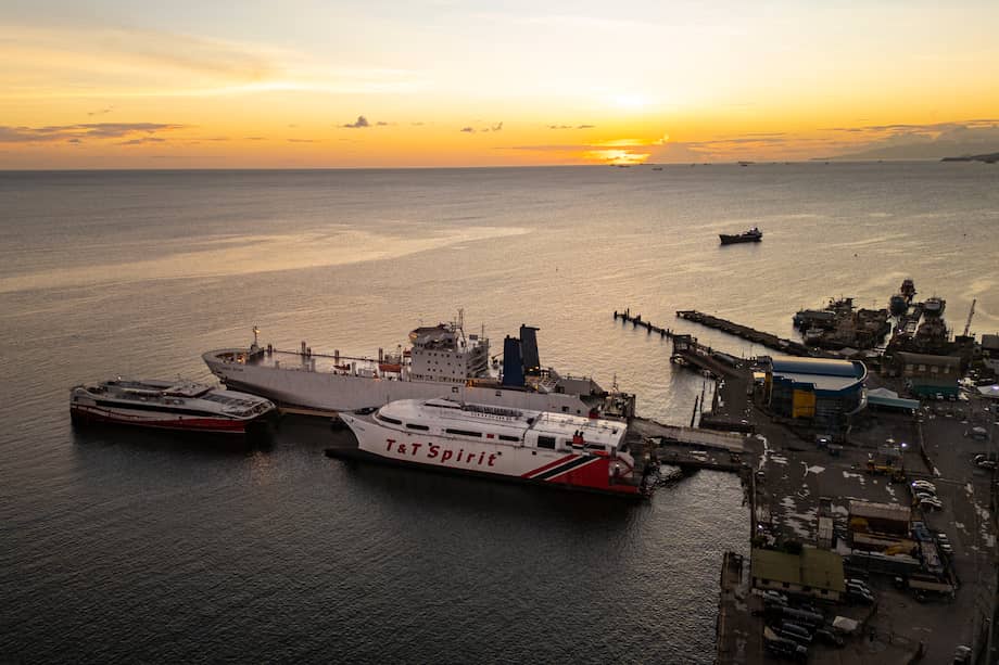Un buque estadounidense permanece frente al puerto de Puerto España, capital de Trinidad y Tobago, en el Caribe.
