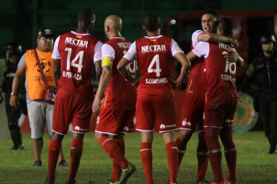 Santa Fe celebra su victoria ante Oriente Petrolero en territorio boliviano. / EFE