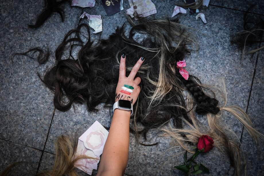 Las mujeres iraníes se cortaron el pelo durante una protesta en Estambul, tras la muerte de Mahsa Amini.