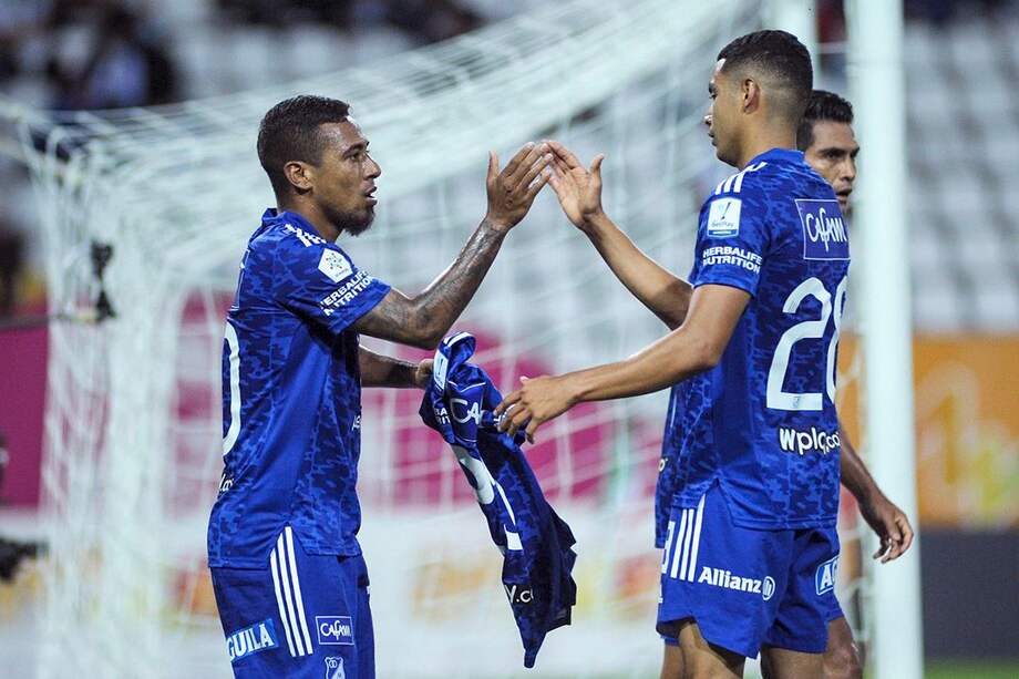 Hárrison Mojica (izq.) abrió el marcador en el estadio Palogrande.