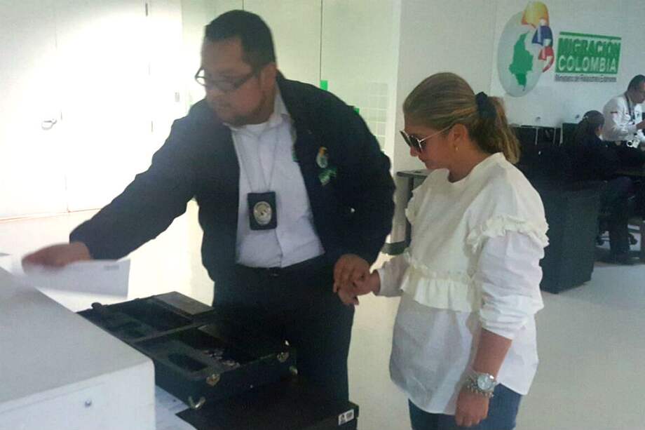 Basima Elías, cuando regresó a Colombia y fue detenida por funcionarios de Migración Colombia. / Migración Colombia