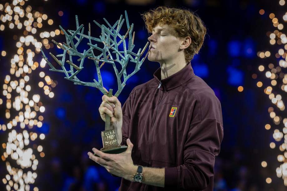 El italiano Jannik Sinner posa con el trofeo tras ganar su partido final contra el canadiense Felix Auger-Aliassime en el torneo de tenis ATP Paris Masters en Nanterre, a las afueras de París, Francia, el 2 de noviembre de 2025.