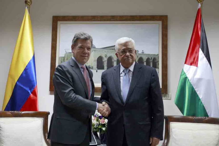 El presidente palestino Mahmoud Abbas (R) da la mano a su homólogo colombiano, Juan Manuel Santos (L) después de la llegada de este último en la ciudad cisjordana de Ramala. /AFP