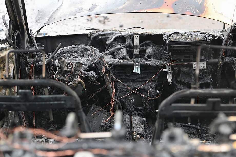 Una imagen difundida a través de Telegram por el alcalde de la ciudad de Bélgorod, Valentin Demidov, muestra un vehículo dañado tras un bombardeo en el centro de Bélgorod, Rusia, 16 de marzo de 2024.