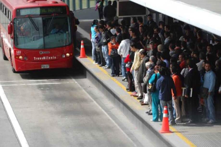 Al menos 46 usuarios se han lesionado por empujones y caídas en Transmilenio