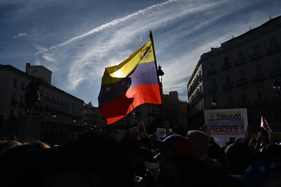 MADRID, 28/09/2024.- Cientos de venezolanos participan este sábado en una protesta contra el gobierno de Maduro en Madrid. La oposición venezolana se moviliza en Madrid en el marco de una jornada internacional de protestas bajo el lema "Por la Libetad en Venezuela". EFE/ Fernando Villar