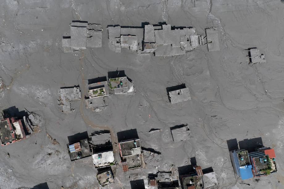 La avalancha desencadenó enormes crecidas repentinas y corrimientos de tierra a lo largo de los ríos Bhotekoshi y Trishuli, cerca de la frontera entre Nepal y el Tíbet, causando una destrucción generalizada en asentamientos e infraestructuras, según las autoridades locales. (Inundaciones, Avalancha) EFE/EPA/NARENDRA SHRESTHA