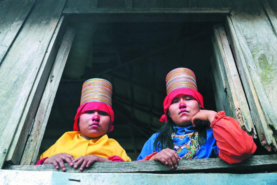 Las jóvenes del resguardo de Jaidukamá conservan su atuendo y maquillaje tradicional. Afirman que ese ha sido uno de sus elementos de protección. / Fotos: Mauricio Alvarado