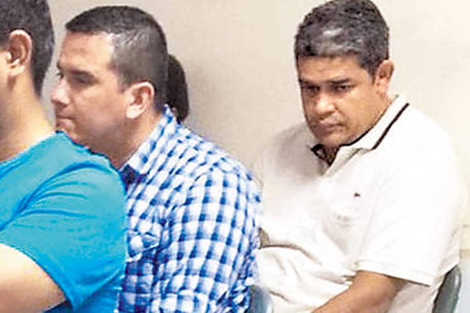 A la derecha, el coronel Néstor Maestre durante la audiencia de imputación de cargos en su contra. / Archivo particular