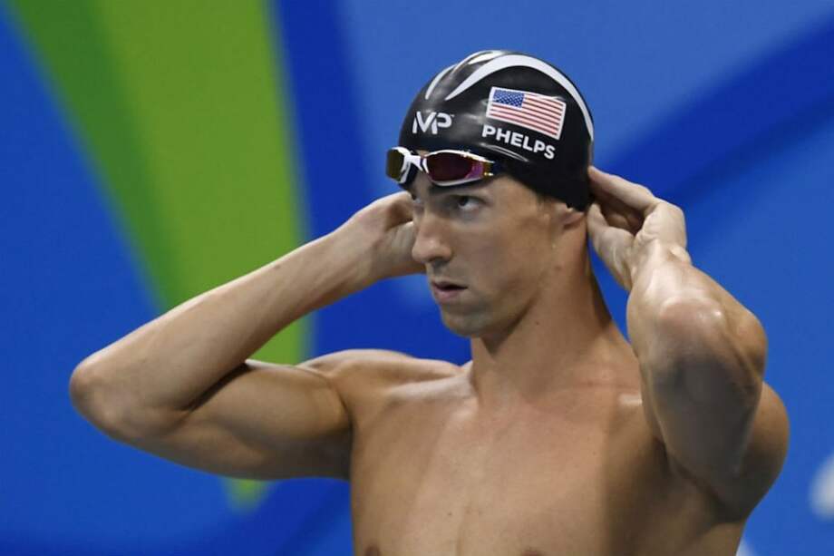 Michael Phelps fue el segundo en saltar al agua en relevo 4x100m. Foto: AFP