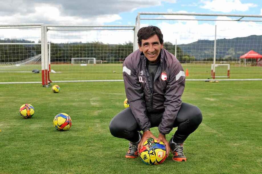 Gustavo Costas se puso traje para dirigir frente al Once Caldas, pero como perdió prometió a sus jugadores nunca más quitarse los leggings para pararse en el banquillo técnico. / Cristian Garavito - El Espectador