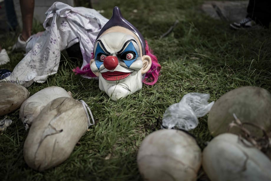AME3175. SAN JOSÉ (COSTA RICA), 21/08/2023.- Fotografía de una máscara y vejigas de cerdo, el 20 de agosto del 2023, durante las fiestas patronales de San Bartolomé, en Barva de Heredia al norte de San José (Costa Rica). A partir del viernes 18 hasta el 24 de agosto, Barva llenará sus calles con miles de personas usando máscaras de payasos, brujas y personajes de Disney, una tradición tiene más de 80 años.EFE/ Jeffrey Arguedas