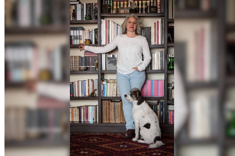 Camila Charry Noriega es profesional en Estudios Literarios de la Universidad Javeriana. Desde 2003 ha trabajado como profesora de Literatura y Arte.