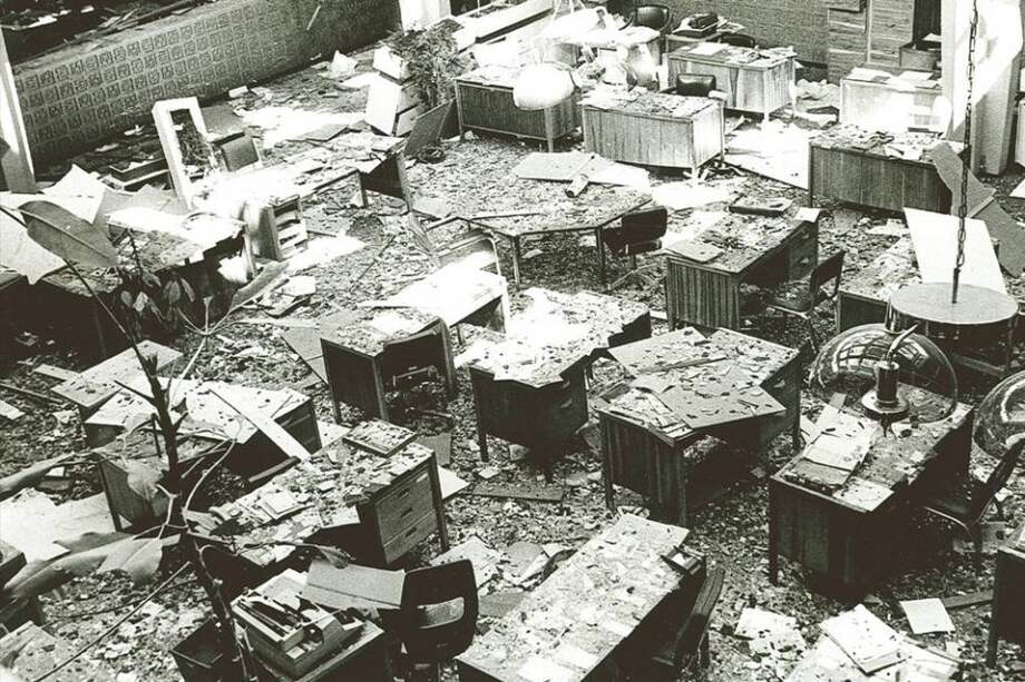 Imágen de la redacción de El Espectador, tras la explosión de un camión bomba que fue activado por orden del capo.