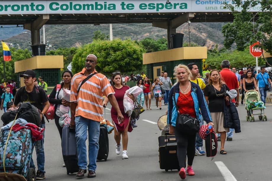 Estas 102 personas fueron interceptadas en la ciudad de Arauca (Arauca). / AFP