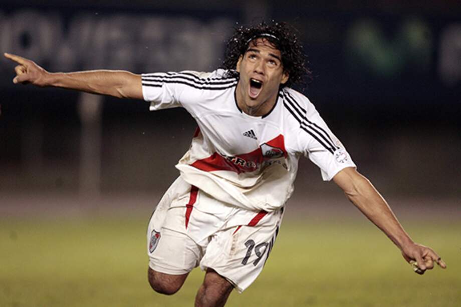 El colombiano Radamel Falcao García, de River Plate de Argentina, celebra su gol ante Botafogo de Brasil, hoy, 27 de septiembre de 2007, durante el partido que le dio la clasificación a cuartos de final de la Copa Sudamericana, en el estadio Monumental de River Plate, en Buenos Aires. EFE/Cézaro De Luca