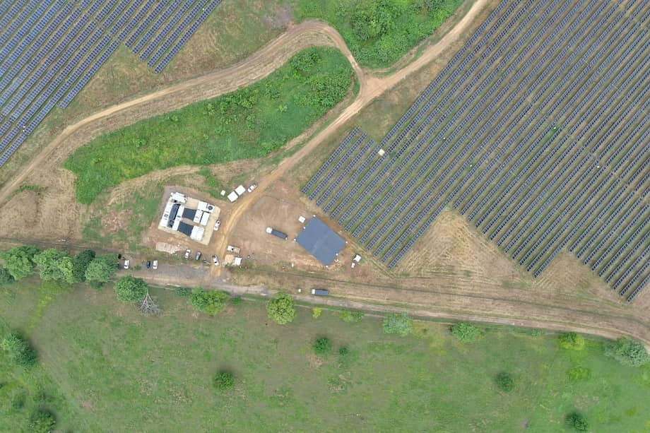 Toma aérea del Parque Solar Fotovoltaico La Unión, uno de los proyectos de energía renovable inaugurados en los últimos años. / Presidencia