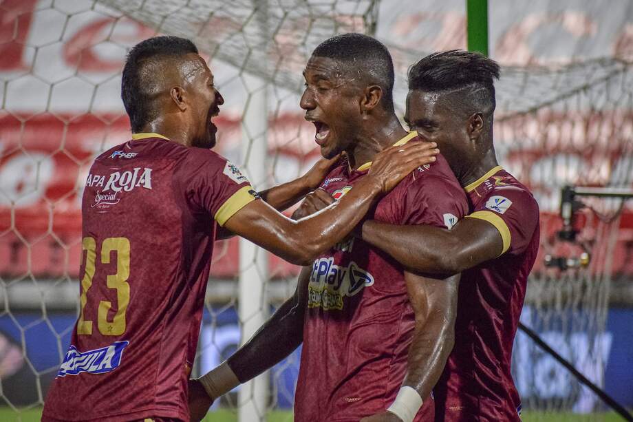 Sergio Mosquera (centro) marcó el primer gol en el triunfo 2-1 de Tolima sobre Nacional.