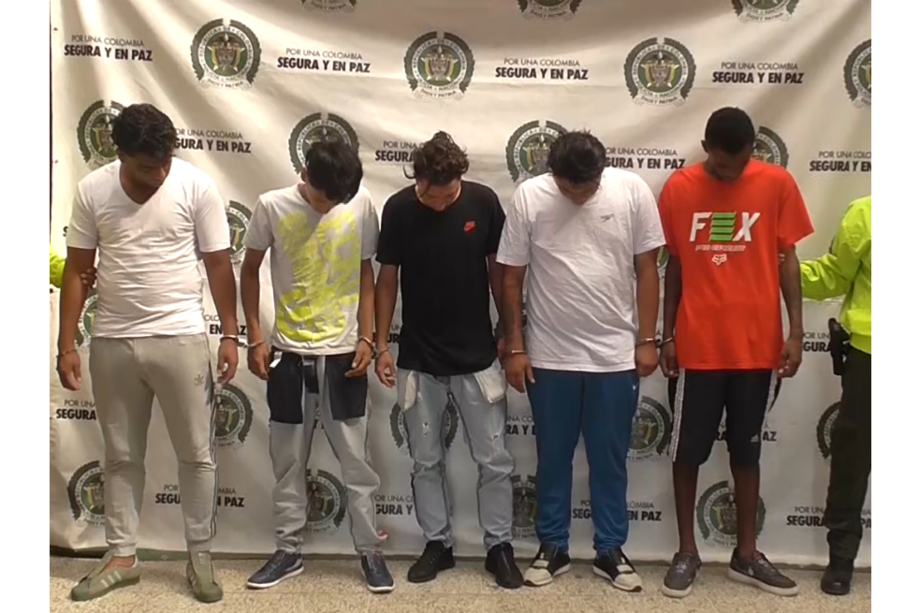 Los cinco capturados fueron dejados a disposición de autoridades judiciales y se les dictó media de aseguramiento intramural. / Policía Metropolitana del Valle de Aburrá