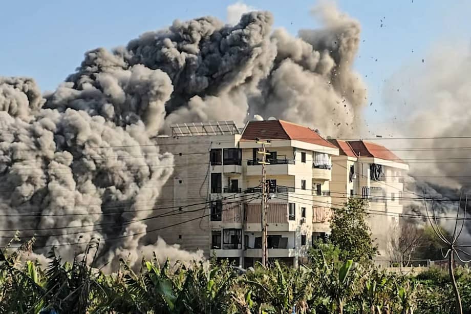 Humo se eleva desde el lugar de un ataque aéreo israelí contra una zona de la ciudad costera meridional de Tiro, Líbano.