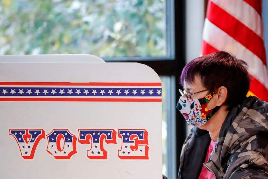 Agentes federales dijeron que Rusia e Irán han interferido con las elecciones presidenciales.