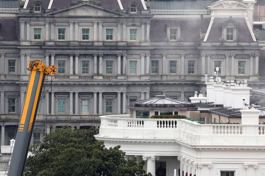 Fotografía que muestra el brazo de una grúa durante las labores de construcción y renovación del salón de baile en la sección este de la Casa Blanca.