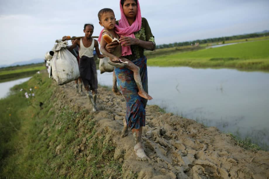 Miles de rohinyás huyen de Birmania desde hace dos semanas. La ONU advierte de una limpieza étnica. / AFP