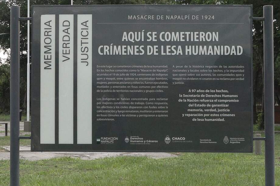 Fotografía que muestra una placa sobre la Masacre de Napalpí, Argentina.
