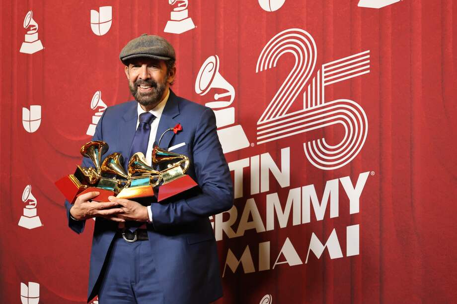 USA8973. MIAMI (FL, EEUU), 14/11/2024.- EL cantante dominicano Juan Luis Guerra, posa con su premio en la alfombra roja de la 25 entrega anual de los Premios Latin Grammy, este jueves, en el Kaseya Center de Miami, Florida. EFE/ Octavio Guzmán