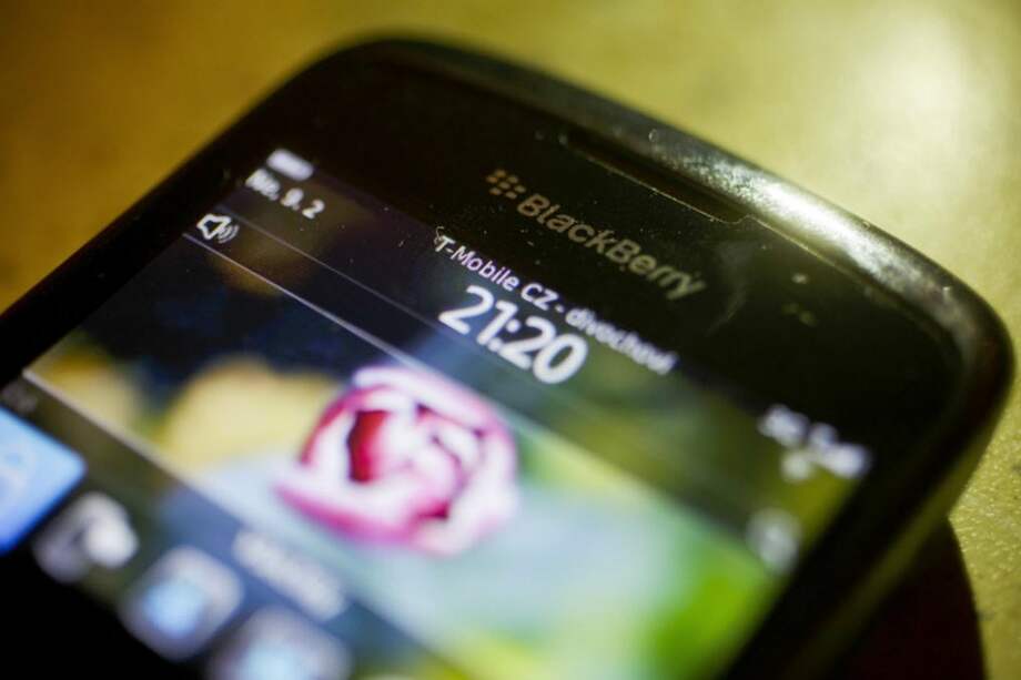 Acciones de BlackBerry cierran al alza tras rumores de compra por Lenovo