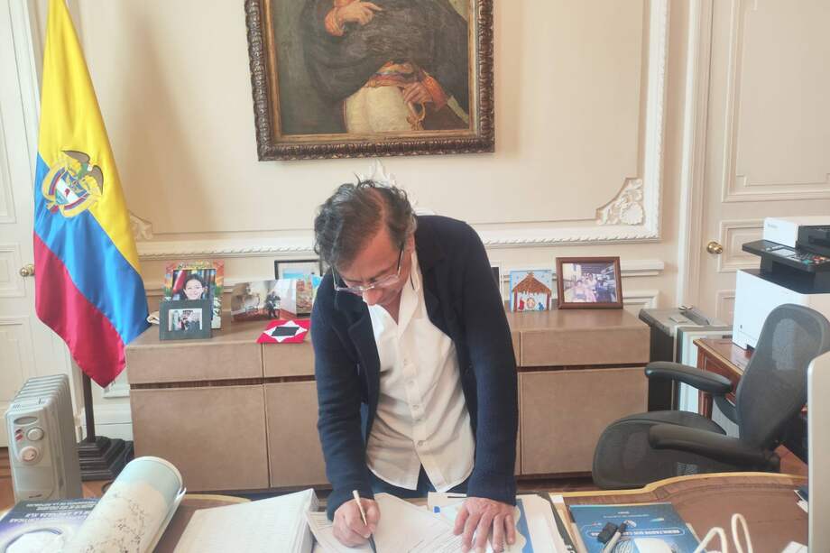 El presidente Gustavo Petro compartió una imagen en la que se le ve firmando el decreto para convocar la consulta popular.