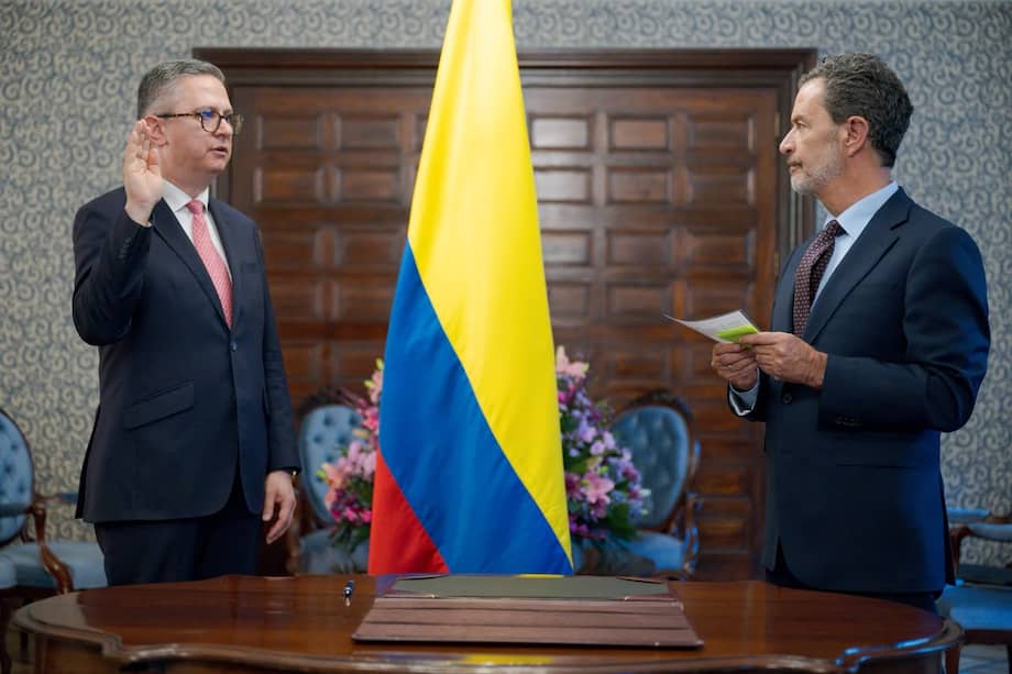 El canciller Omar Bula posesionó al viceministro de Asunto Migratorios, Pedro Roa.