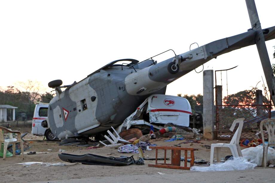 El ministro de Defensa, Salvador Cienfuegos, viajó a Santiago Jamiltepec para reunirse con las familias de las víctimas / Archivo particular.