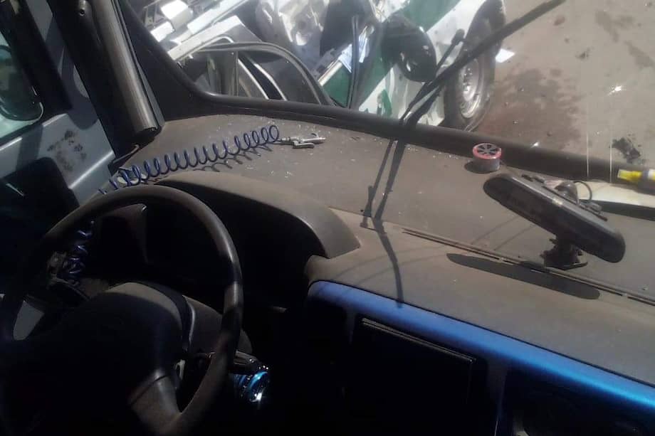 Un artefacto explosivo que fue detonado al paso de una patrulla en Tibú, Norte de Santander, dejó dos policías muertos y varios más heridos, según versiones preliminares entregadas por las autoridades. Una mujer que se movilizaba por el lugar también habría fallecido.