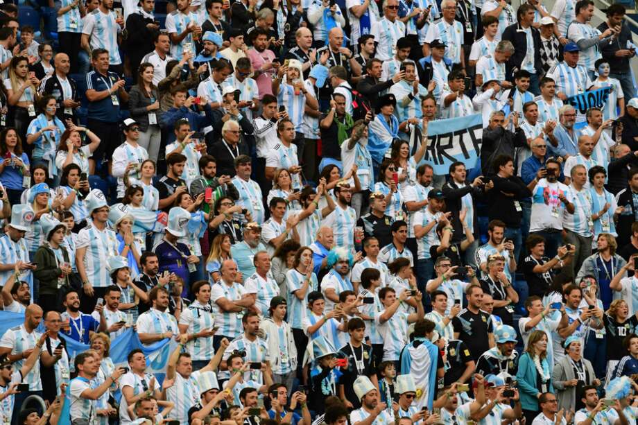 Una multitud de hinchas argentinos acompaña a la selección albiceleste dentro y fuera del estadio de San Petersburgo. / AFP