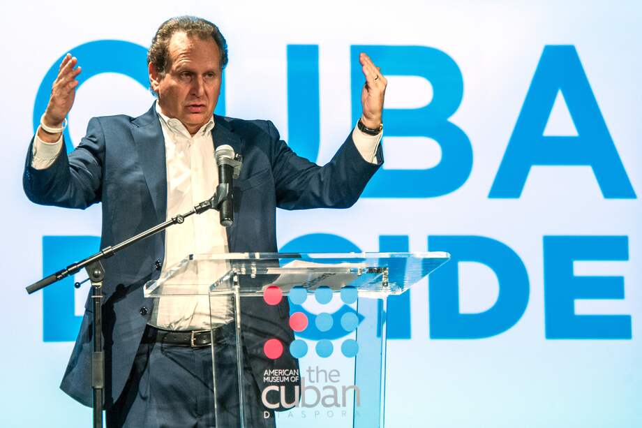 El excongresista Lincoln Díaz-Balart hablando durante un acto organizado por el movimiento Cuba Decide en Miami, Florida (Estados Unidos).