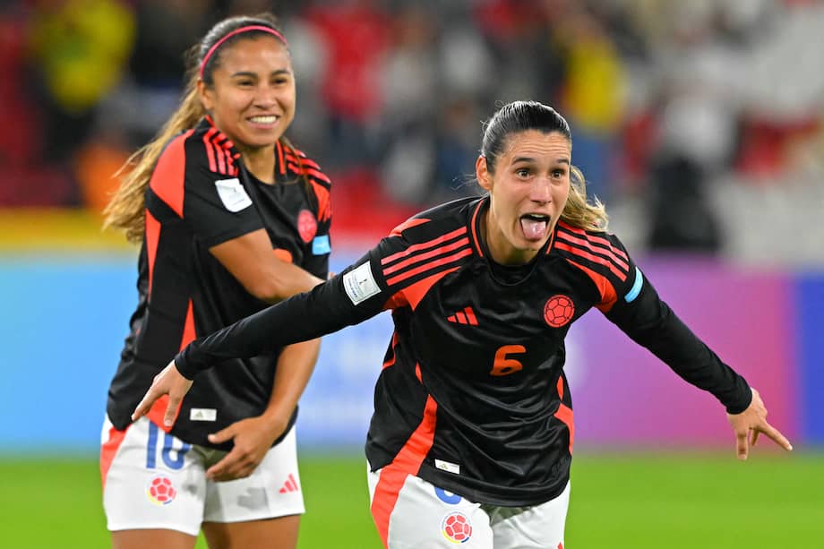 La centrocampista colombiana #06 Daniela Montoya (D) celebra tras anotar un gol durante el partido de fútbol de la Liga de Naciones Femenina de la Conmebol 2025-26 entre Ecuador y Colombia en el Estadio Rodrigo Paz Delgado en Quito el 28 de octubre de 2025.
