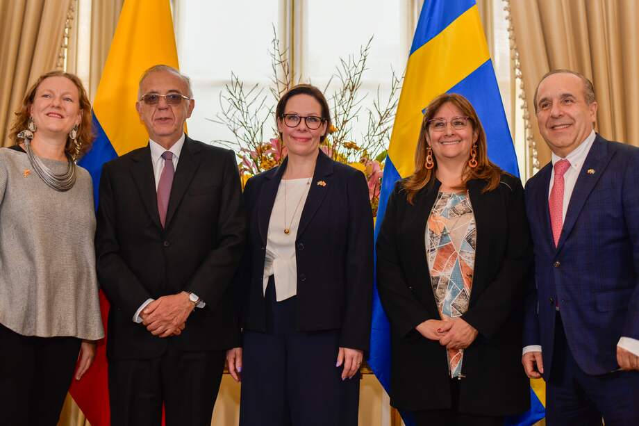 Ministro de Defensa, Iván Velásquez (segundo a la izquierda), canciller sueca, María Malmer Stenergard (centro), y ministra de Justicia, Ángela María Buitrago (derecha).