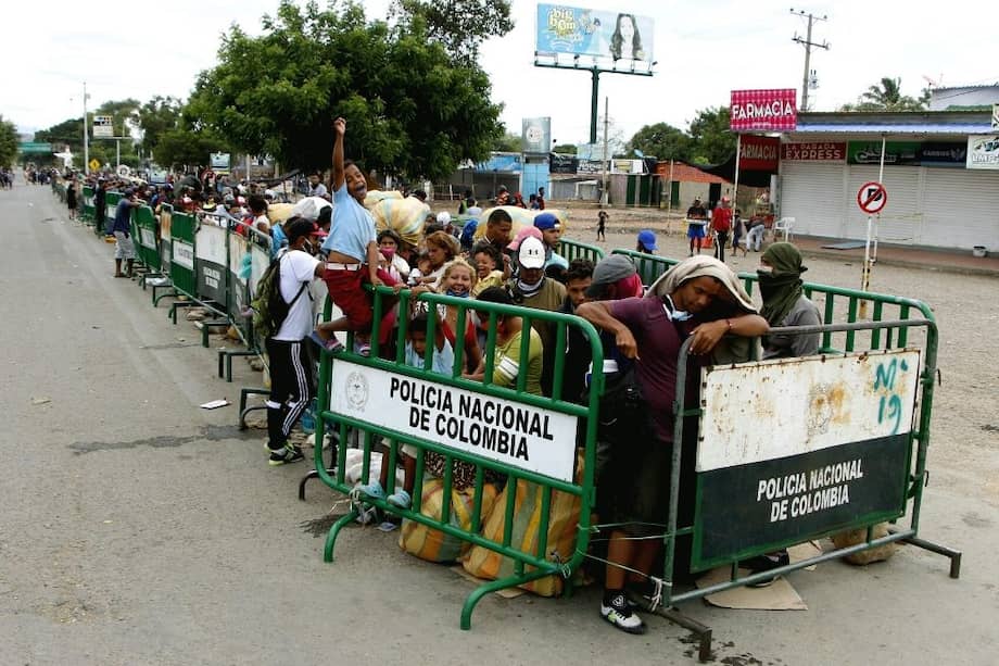 Ciudadanos venezolanos que quieren cruzar a su país, esperan para ser trasladados desde el Puente Simón Bolívar hasta el Puente de Tienditas, donde permanecerán en un refugio, en Cúcuta (Colombia). / EFE