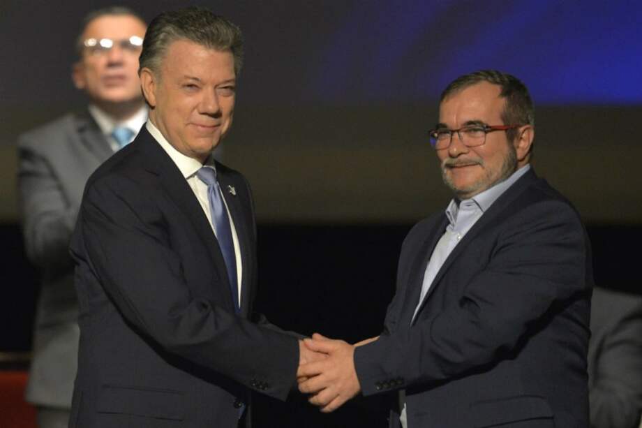 El 24 de noviembre de 2016, el presidente Santos y Rodrigo Londoño, "Timochenko", firmaron el Acuerdo de Paz del Teatro Colón. / AFP