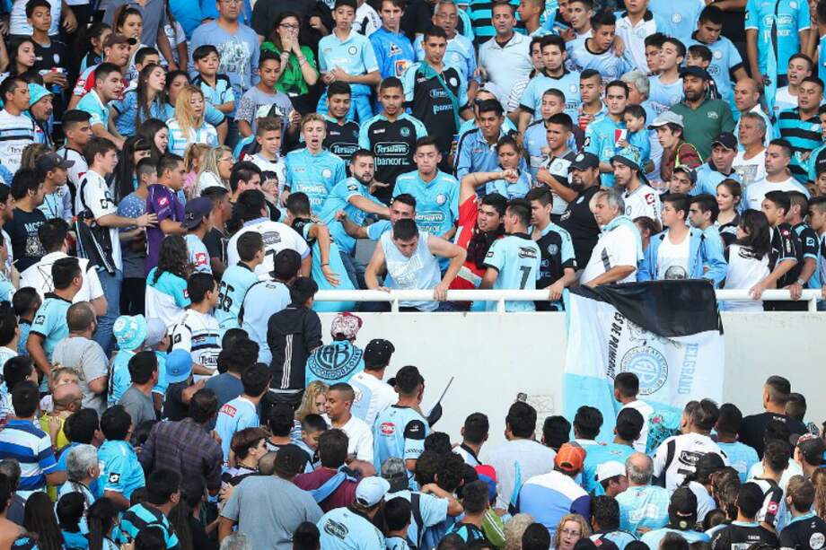 Momento en el que Emanuel Balbo es atacado por hinchas del equipo del que era hincha, Belgrano de Córdoba. / AFP