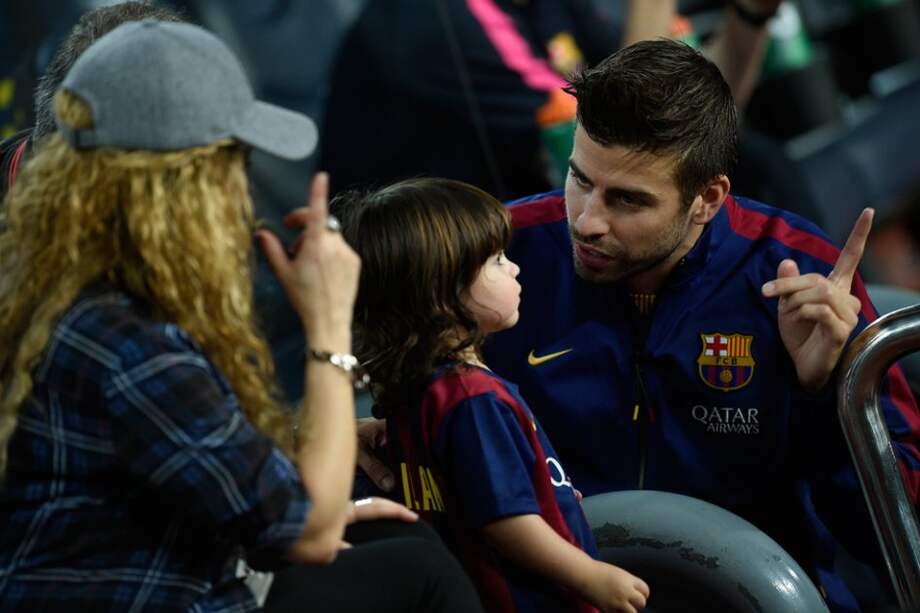 Shakira, Mila y Piqué. / AFP