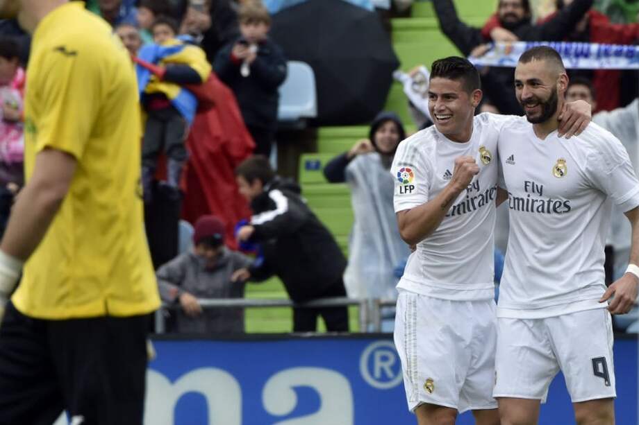 Benzema y James celebran el primer gol del Madrid contra Getafe. Foto: EFE