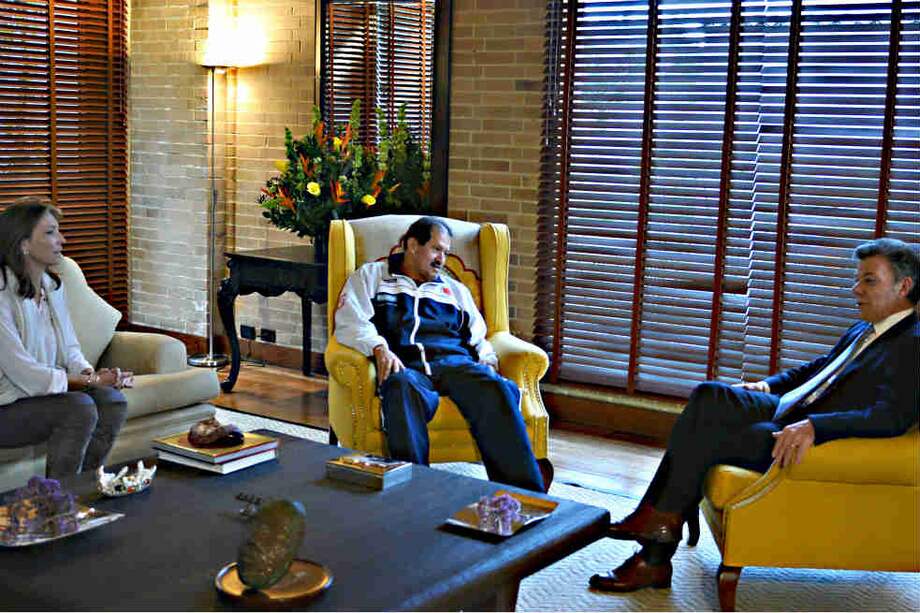 El Presidente Juan Manuel Santos y su esposa, María Clemencia Rodríguez, visitaron este martes el Vicepresidente Angelino Garzón. / Presidencia