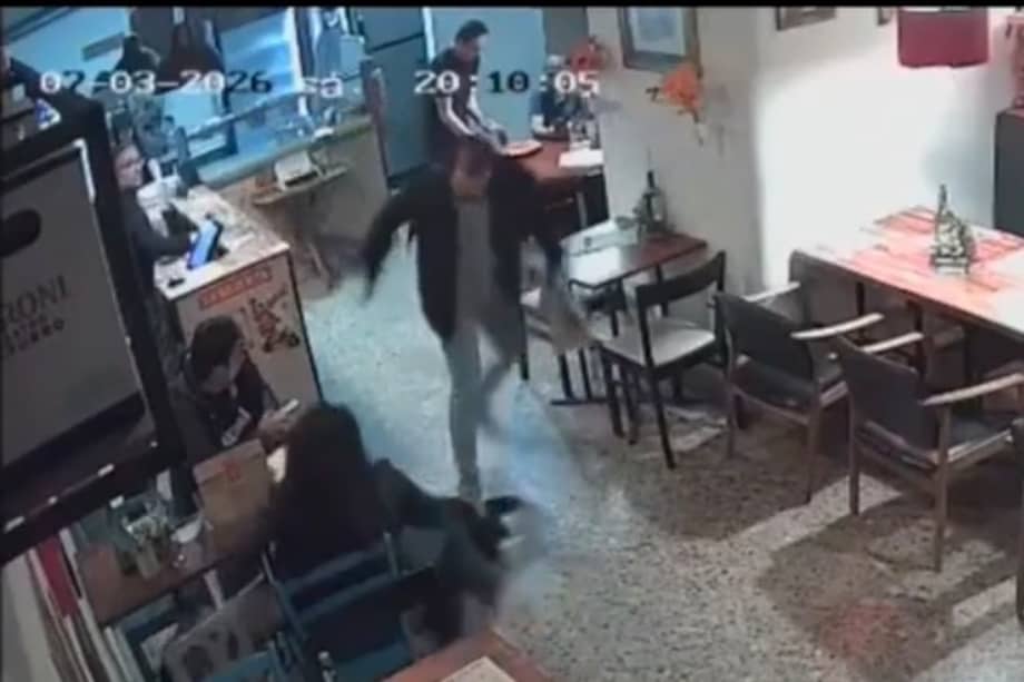 Indignación en redes por un video grabado en una panadería de Chapinero: un profesor universitario fue captado pisando a una perrita.