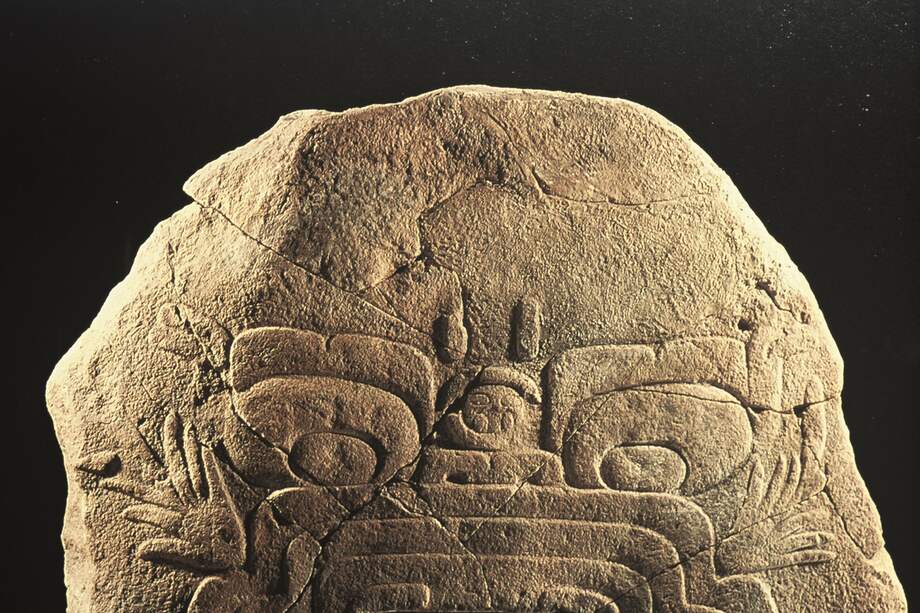 MEX1041. CIUDAD DE MÉXICO (MÉXICO), 31/03/2023.- Fotografía cedida hoy por el Instituto Nacional de Antropología e Historia (INAH), que muestra un bajorrelieve de la cultura olmeca. Un bajorrelieve de la cultura olmeca de 1,8 metros de altura y 1,5 metros de ancho y que data del periodo preclásico medio (800-400 a.C.), será repatriado a México desde Estados Unidos, informó este viernes el Instituto Nacional de Antropología e Historia (INAH). EFE/ Instituto Nacional de Antropología e Historia /SOLO USO EDITORIAL/SOLO DISPONIBLE PARA ILUSTRAR LA NOTICIA QUE ACOMPAÑA(CRÉDITO OBLIGATORIO)