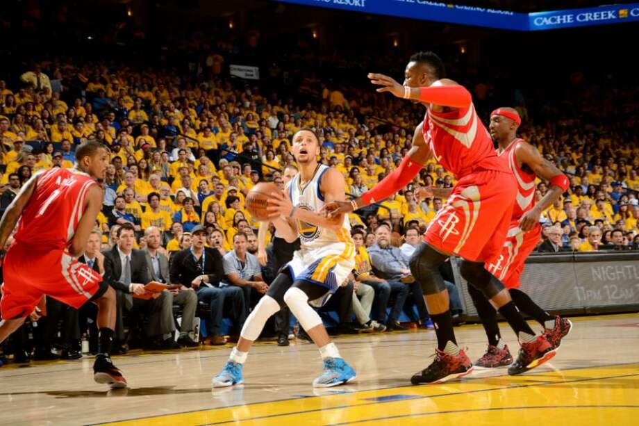 Stephen Curry maneja el balón durante el partido entre Warriors y Rockets. Foto: AFP