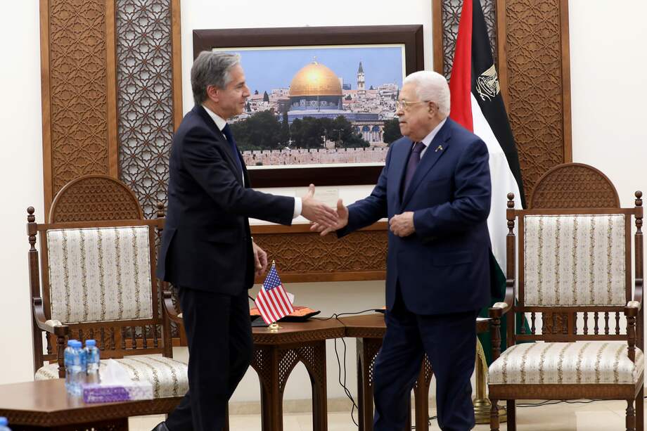 Antony Blinken le dijo al presidente de la Autoridad Palestina, Mahmud Abás, que los palestinos de Gaza “no deben ser desplazados por la fuerza”, según un portavoz del Departamento de Estado.