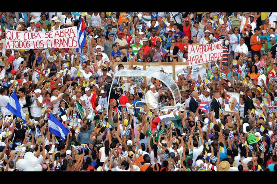 El papa Francisco a su llegada en papamóvil a la Plaza de la Revolución./ AFP